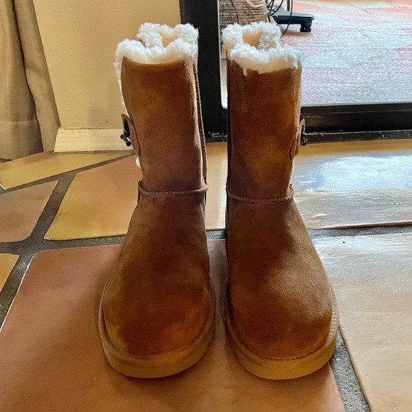 Brand new Uggs Size 7 - Picture 2 of 6
